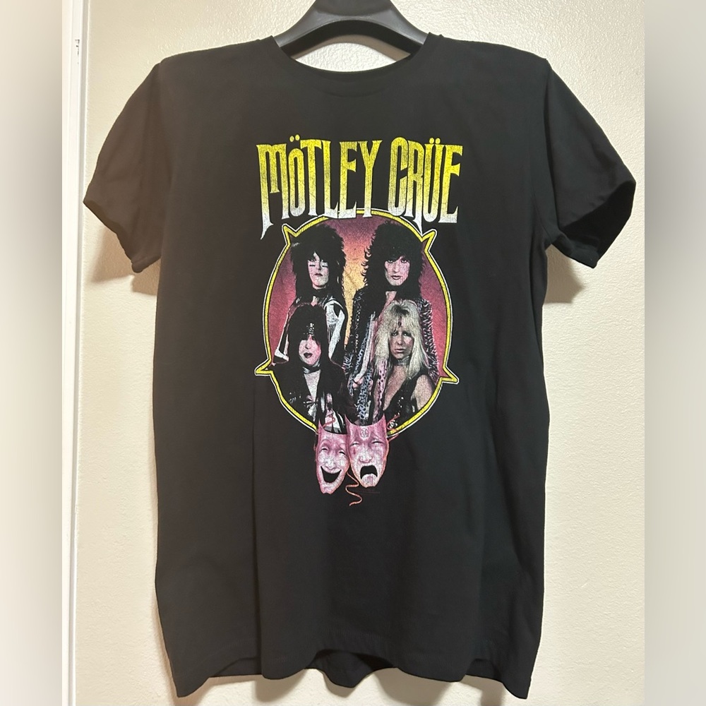 Motley Crue band shirt- no size no tags- fits like a large